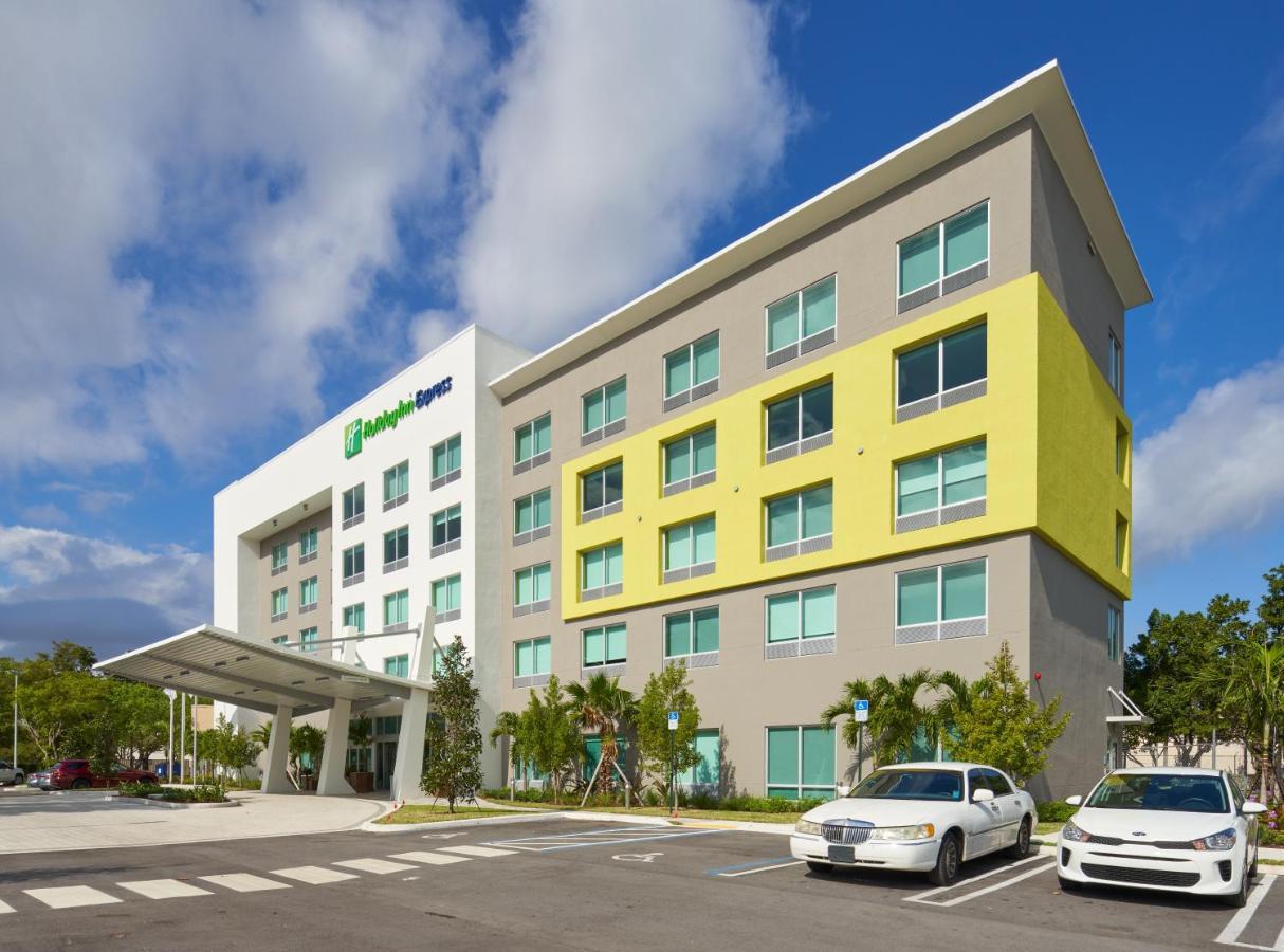 Holiday Inn Express Doral Miami, An Ihg Hotel Exterior photo