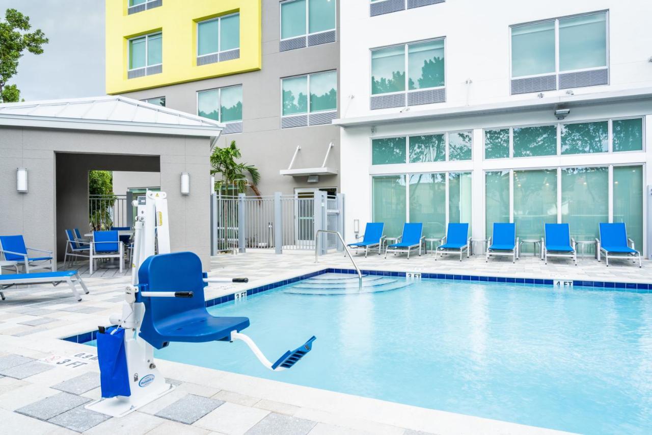 Holiday Inn Express Doral Miami, An Ihg Hotel Exterior photo